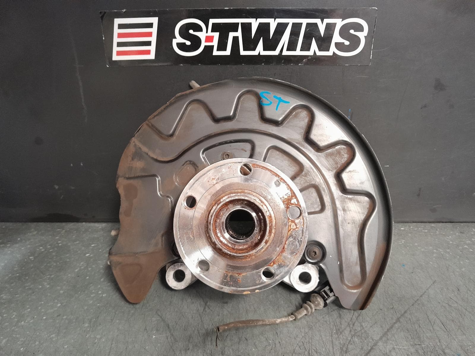 Used auto part listing image: 2016 AUDI A3 RIGHT FRONT HUB ASSEMBLY 8V, 1.8/2.0, PETROL, 03/13-10/20 0000375677