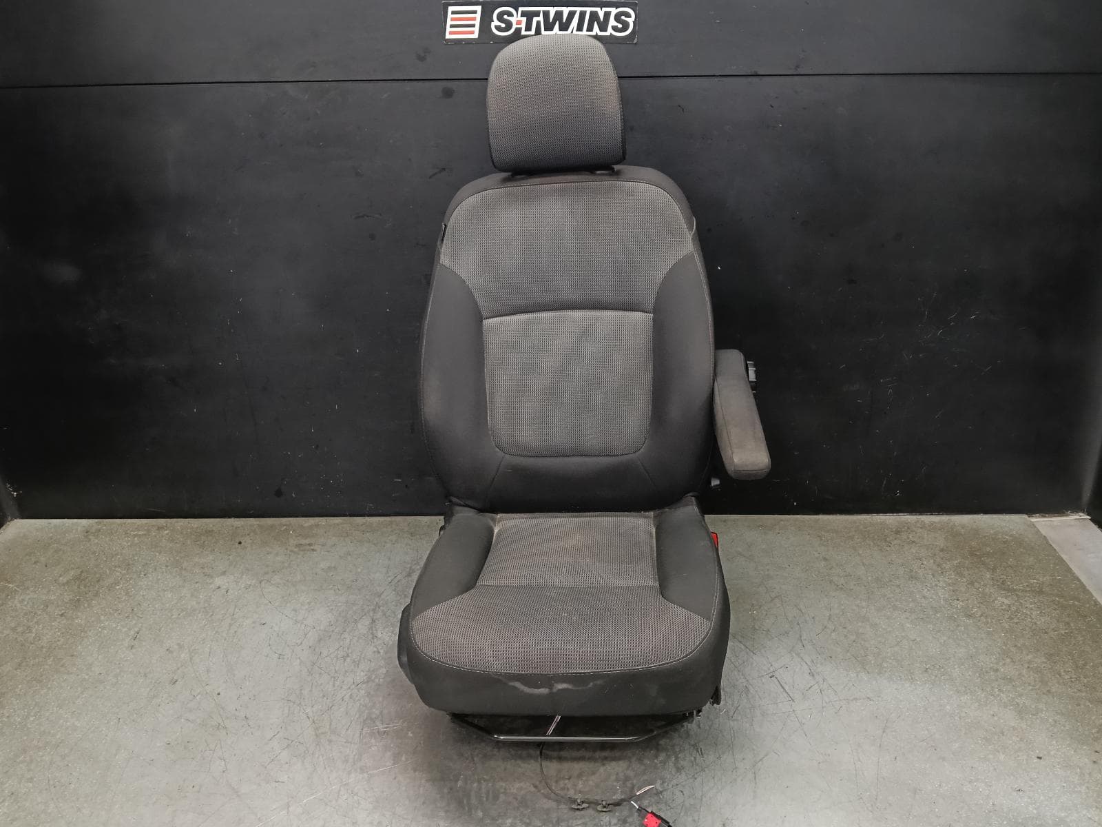 Used auto part listing image: 2020 MITSUBISHI EXPRESS FRONT SEAT RH FRONT (BUCKET SEAT TYPE), SN, CLOTH, 03/20-12/22 0000401592
