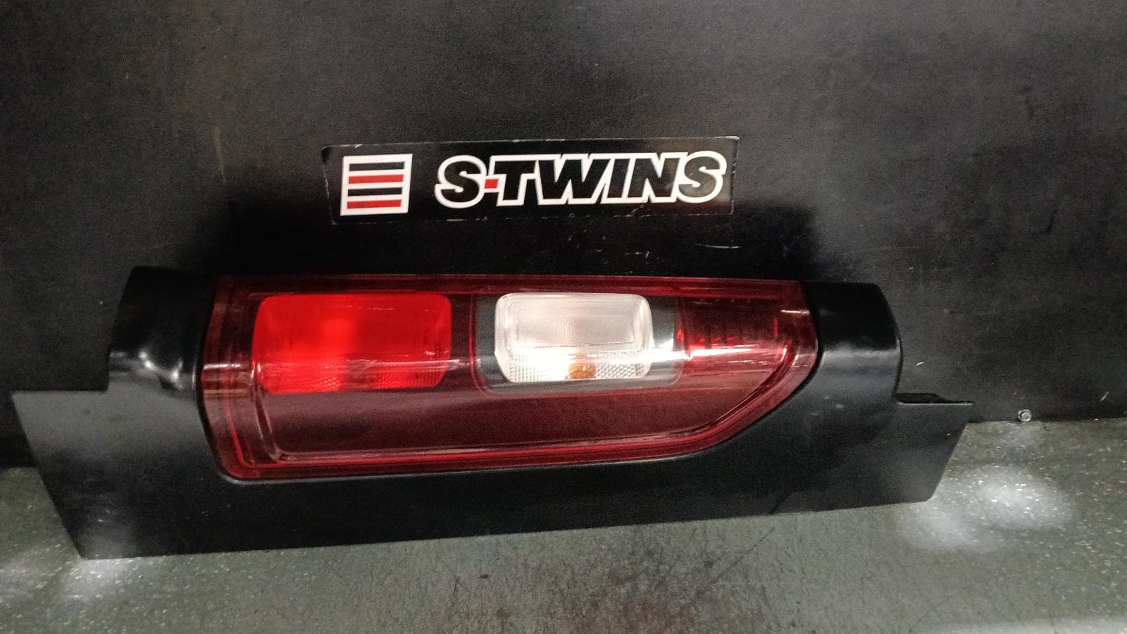 Used auto part listing image: 2020 MITSUBISHI EXPRESS LEFT TAILLIGHT SN, IN BODY (UPPER), 03/20-12/22 0000401739