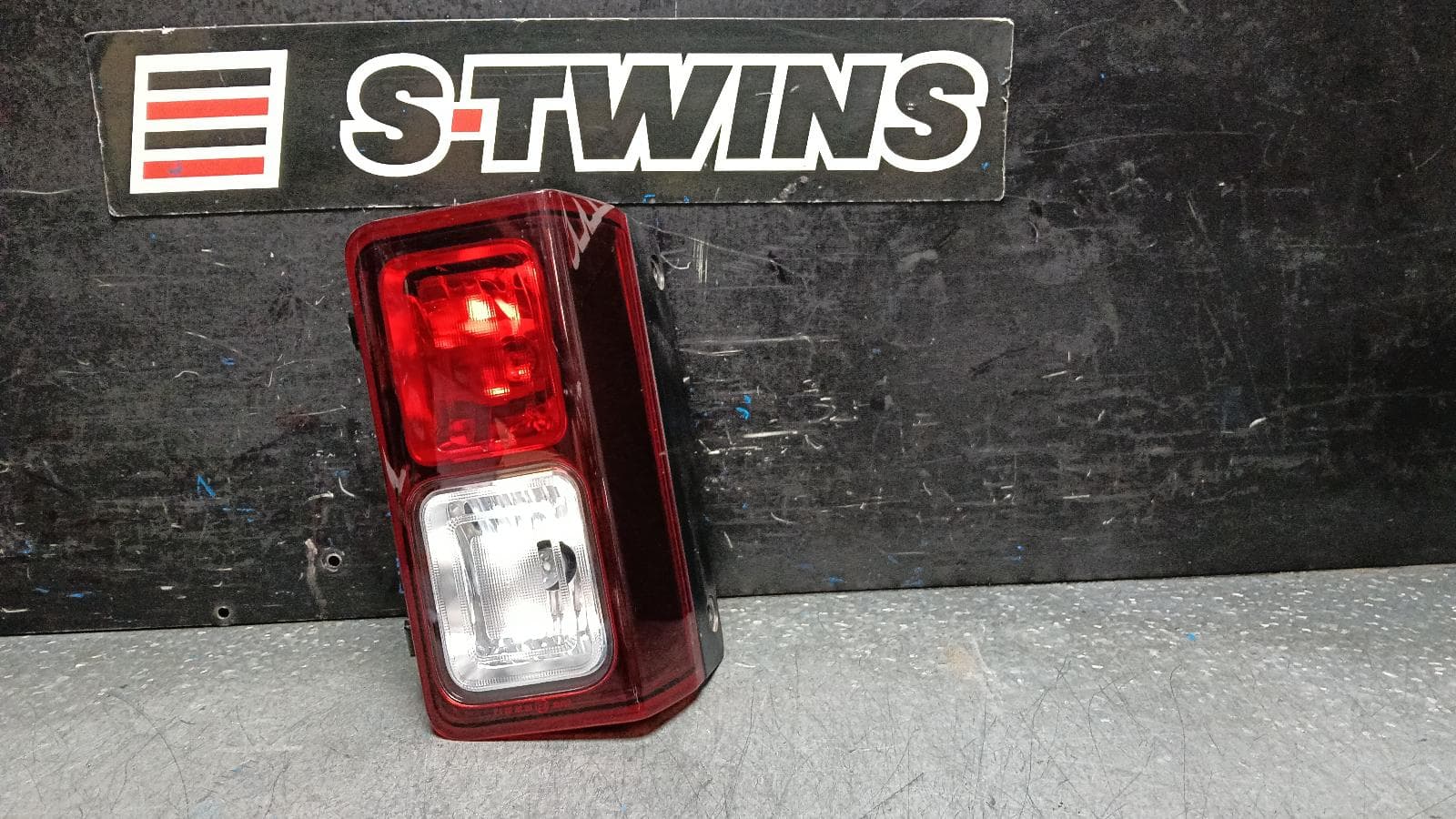 Used auto part listing image: 2020 MITSUBISHI EXPRESS RIGHT TAILLIGHT SN, IN BODY (LOWER), 03/20-12/22 0000401741