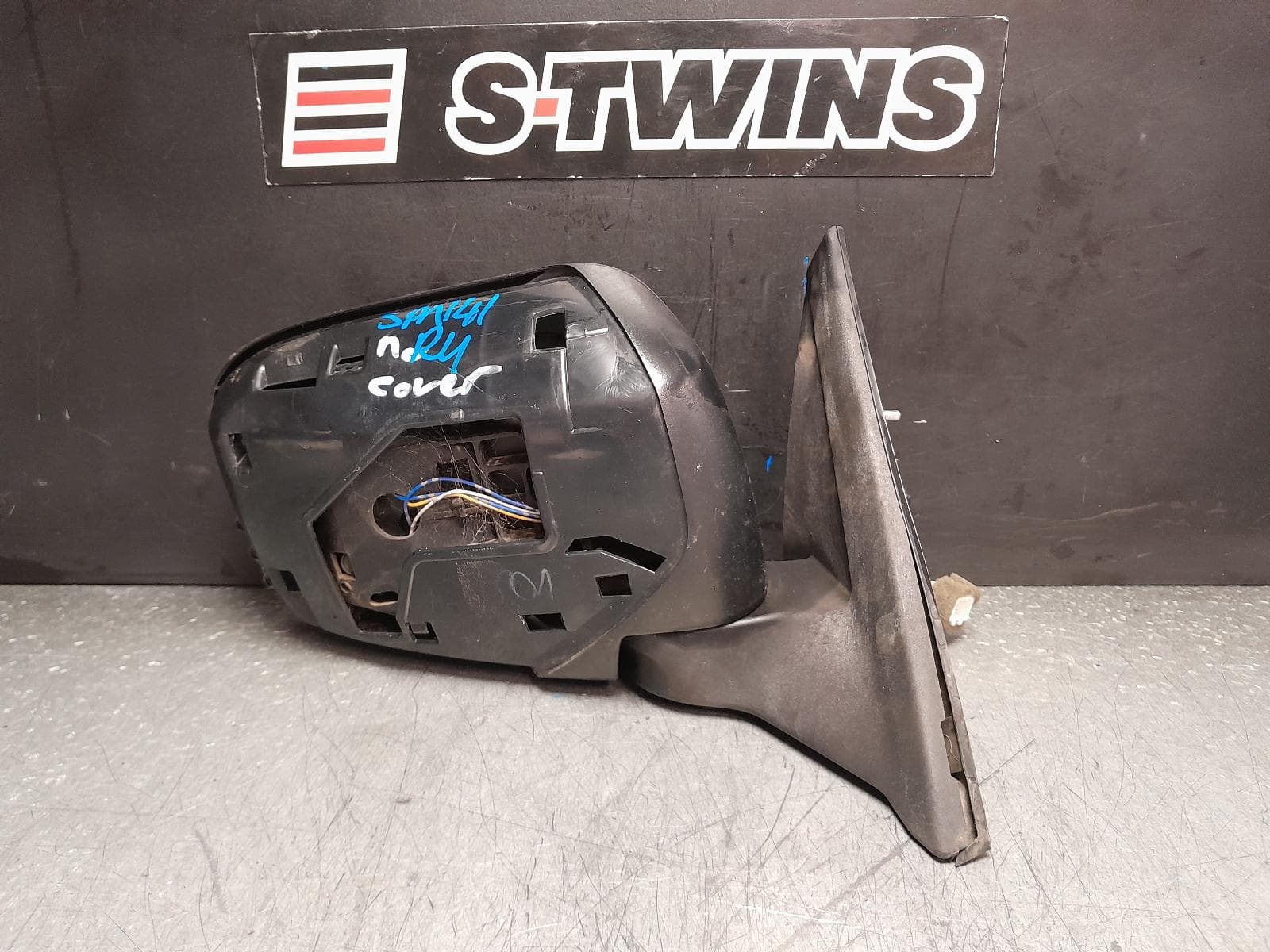 Used auto part listing image: 2014 MITSUBISHI TRITON RIGHT DOOR MIRROR ML-MN, MANUAL, BLACK, 07/06-04/15 0000376113