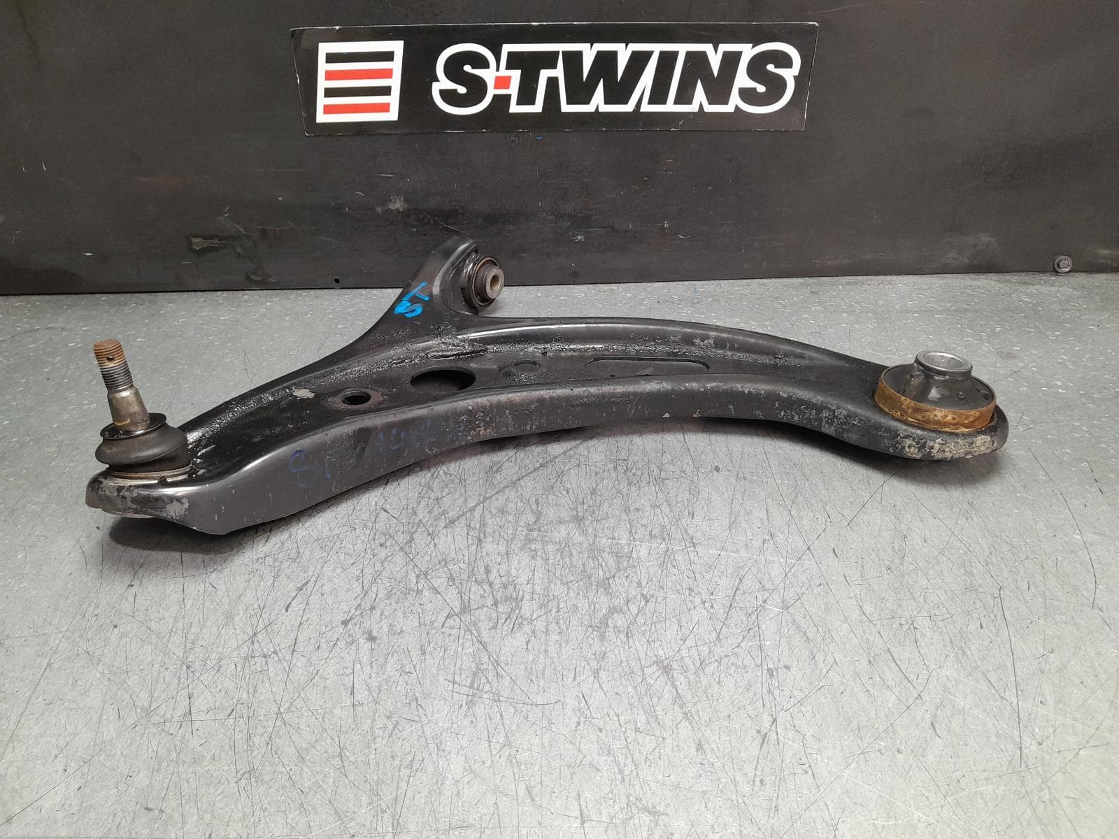 Used auto part listing image: 2018 SUBARU BRZ RIGHT FRONT LOWER CONTROL ARM Z1, 07/12-09/21 0000377559