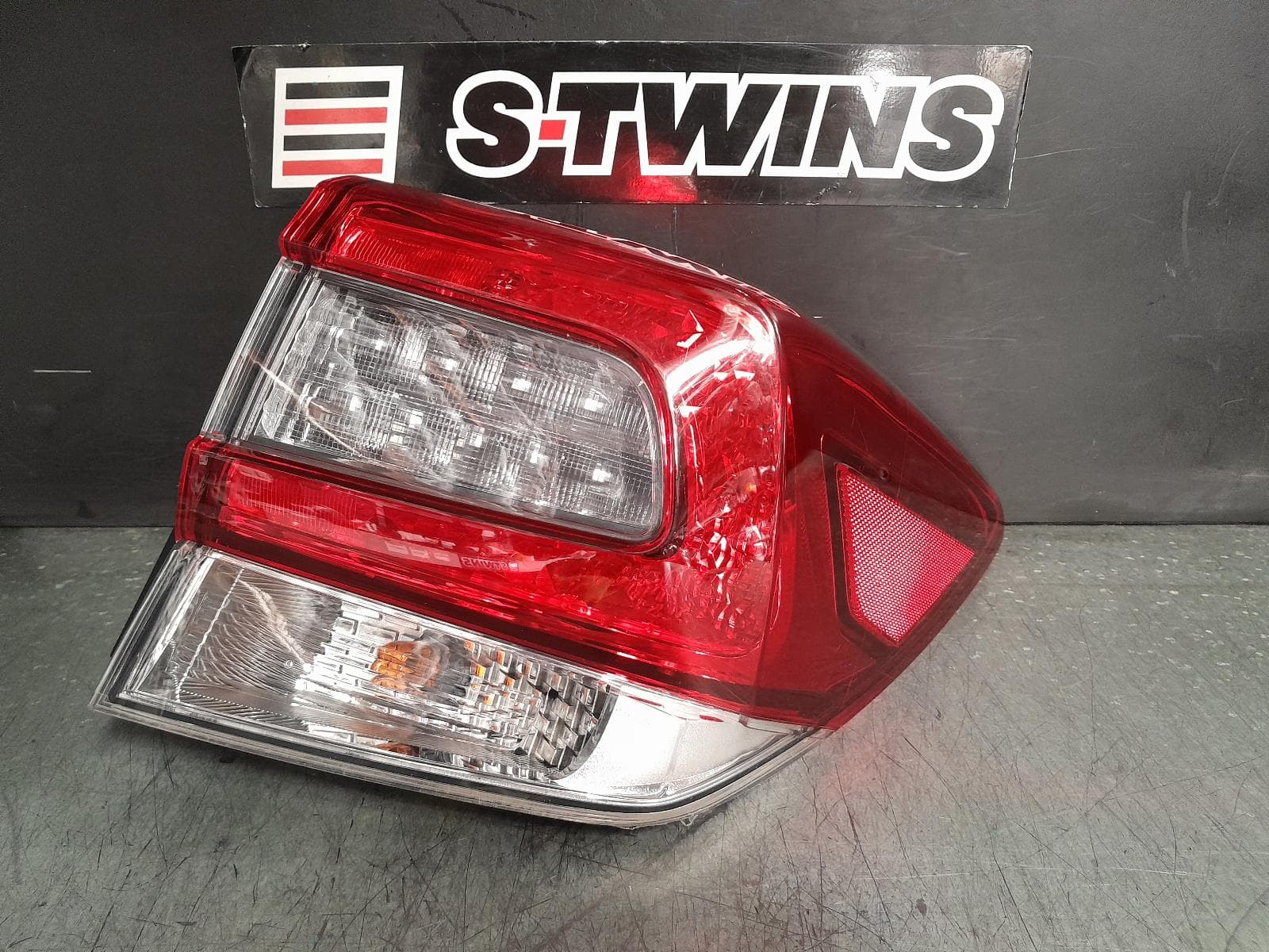 Used auto part listing image: 2022 SUBARU XV RIGHT TAILLIGHT W/ BLACK INSERT TYPE, G5X, 04/20-06/23 0000376405