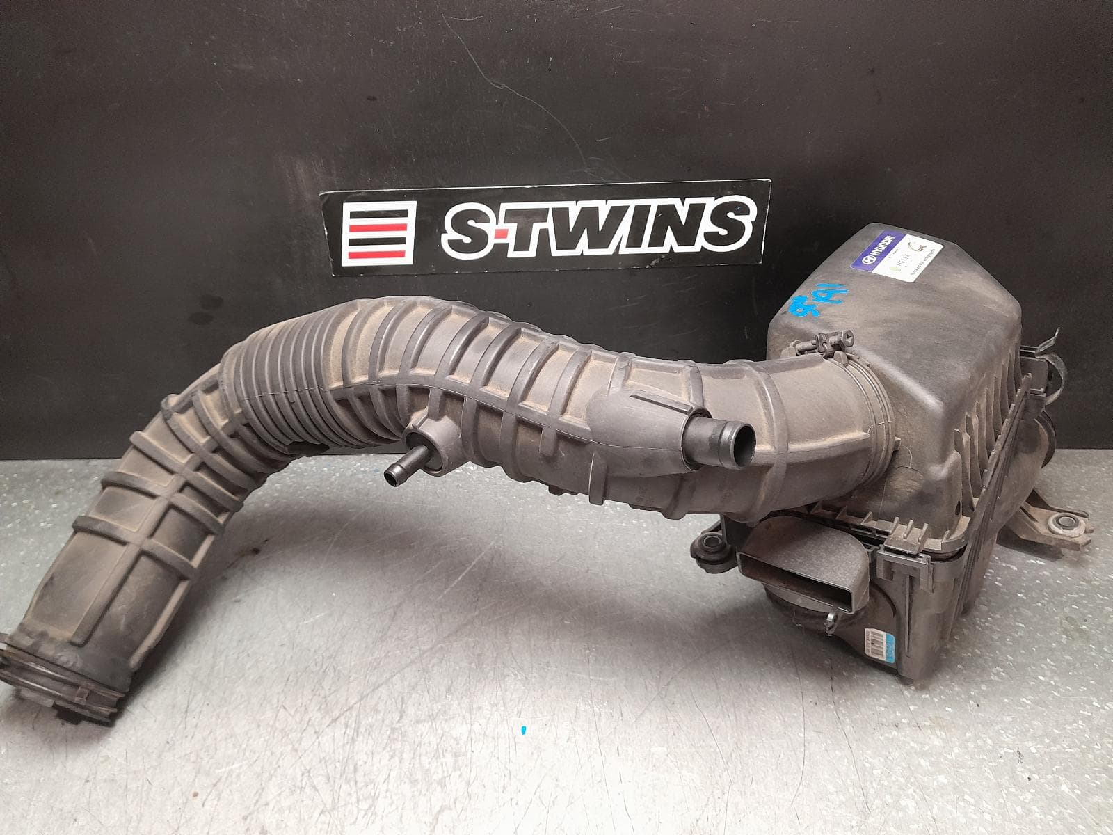 Used auto part listing image: 2015 HYUNDAI VELOSTER AIR CLEANER BOX AIR CLEANER, FS, TURBO TYPE, 05/15-02/18 0000373914