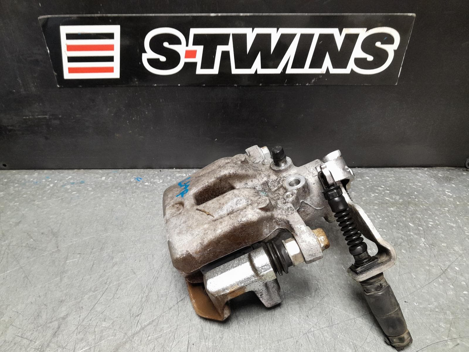 Used auto part listing image: 2015 HYUNDAI VELOSTER CALIPER LH REAR, FS, TURBO, 06/12-02/18 0000373917