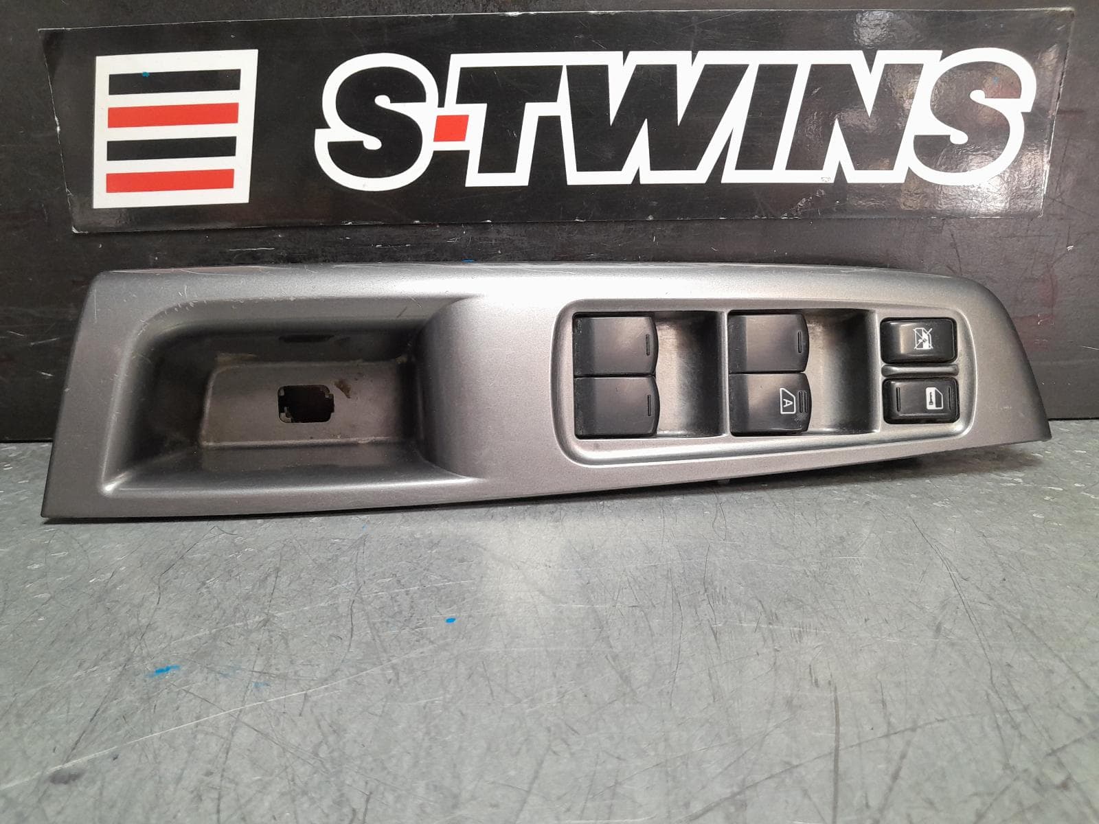 Used auto part listing image: 2012 SUBARU IMPREZA PWR DR WIND SWITCH RH FRONT (MASTER SWITCH), F13, G3, 05/10-12/13 0000373328