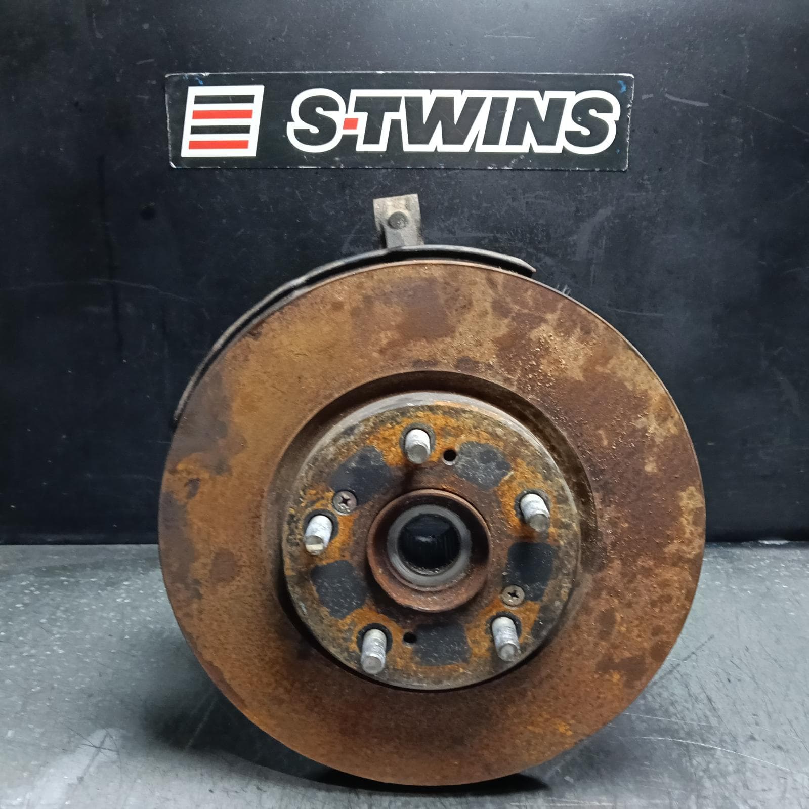 Used auto part listing image: 2015 HONDA HRV RIGHT FRONT HUB ASSEMBLY RU, 12/14-10/21 0000406056