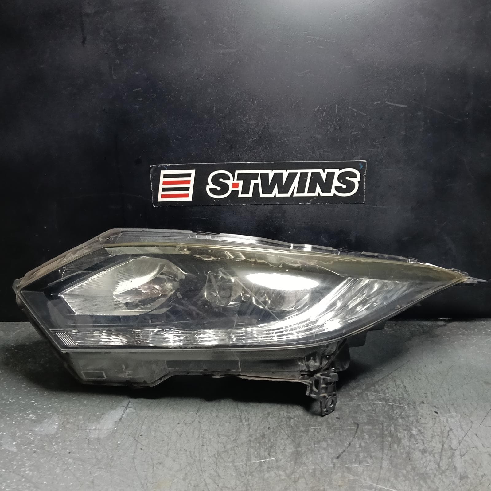 Used auto part listing image: 2015 HONDA HRV LEFT HEADLAMP RU5, VTi-S/VTi-L, LED TYPE, 12/14-06/18 0000406064