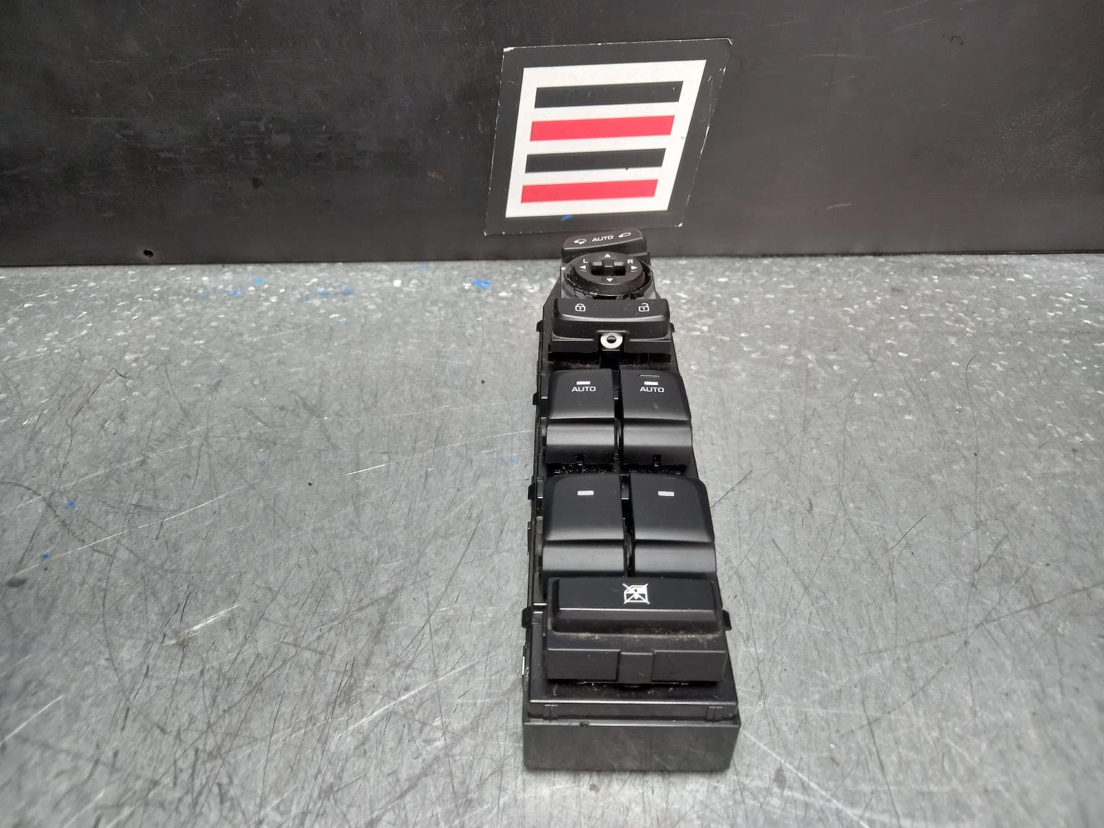 Used auto part listing image: 2015 HYUNDAI SONATA PWR DR WIND SWITCH RH FRONT (MASTER SWITCH), W/ MIRROR POWER FOLD TYPE, LF, 10/14-01/20 0000373765