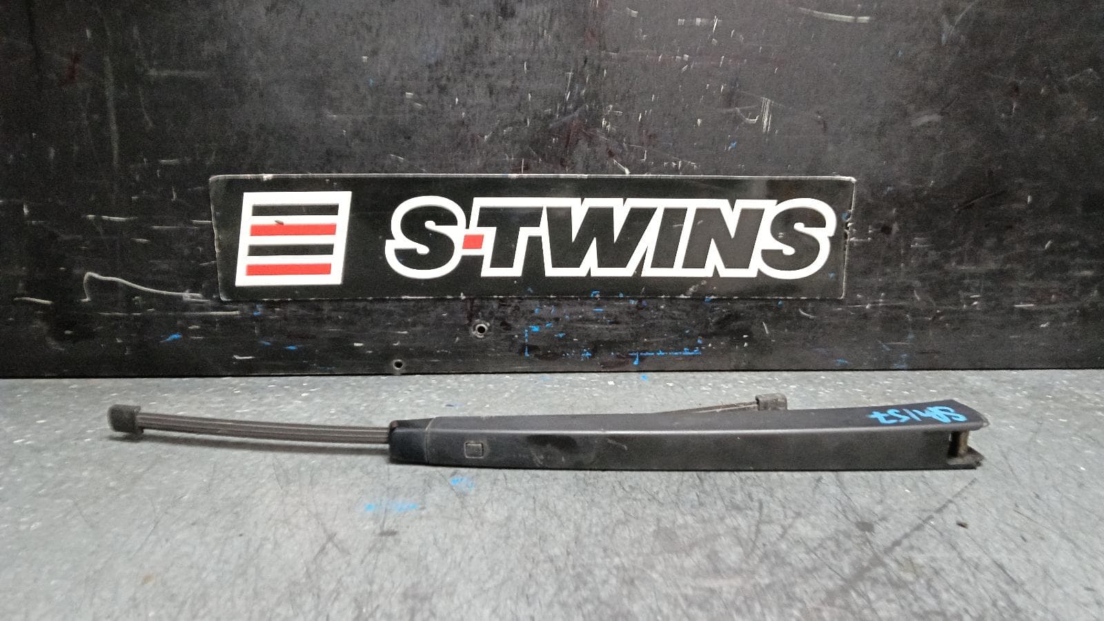 Used auto part listing image: 2016 VOLKSWAGEN TIGUAN WIPER ARM TAILGATE, 5NA, 06/16-02/24 0000400755