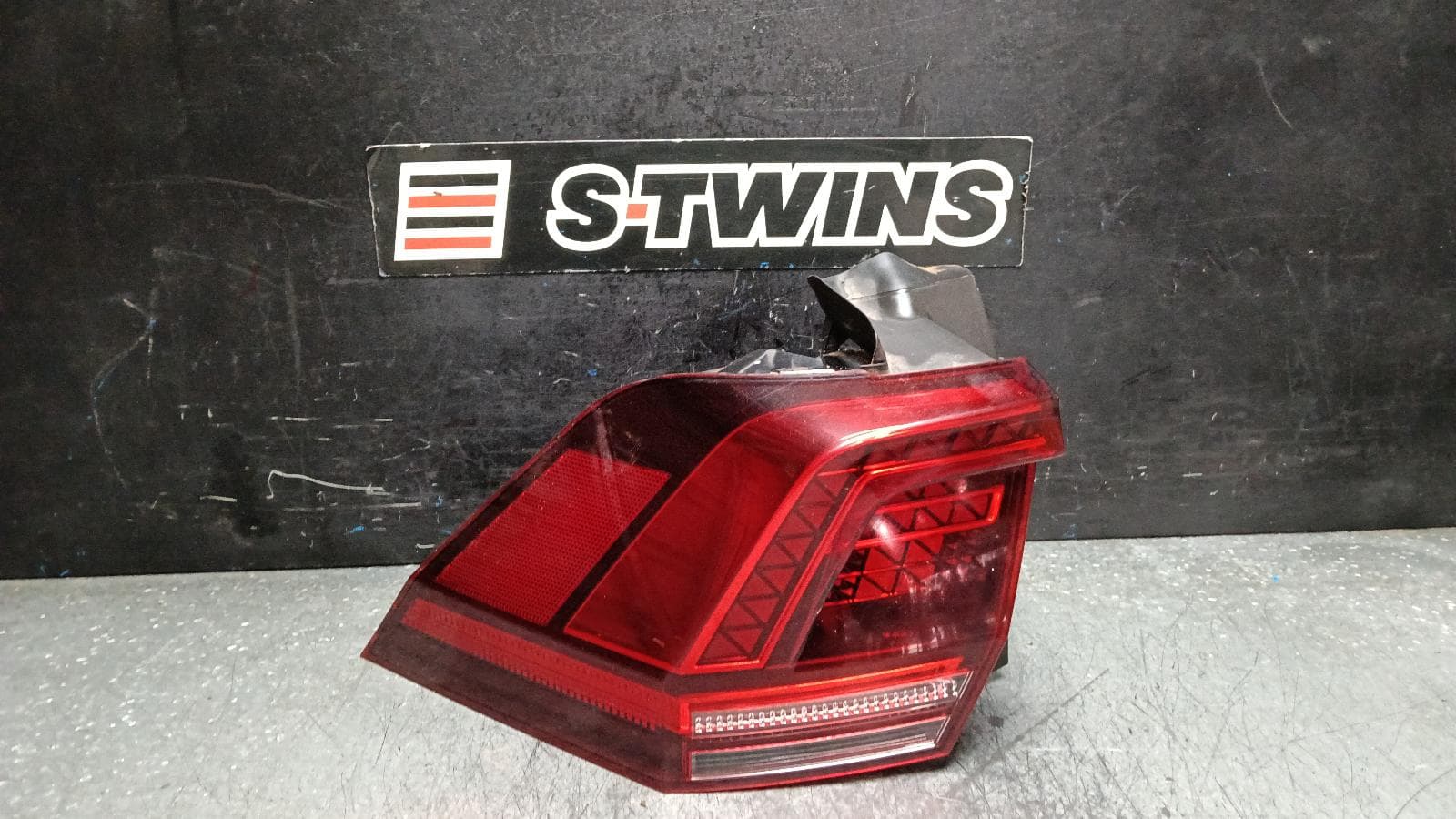 Used auto part listing image: 2016 VOLKSWAGEN TIGUAN LEFT TAILLIGHT IN BODY, LED TYPE, W/ DYNAMIC INDICATORS (8SQ), 5NA, 06/16-05/21 0000400762