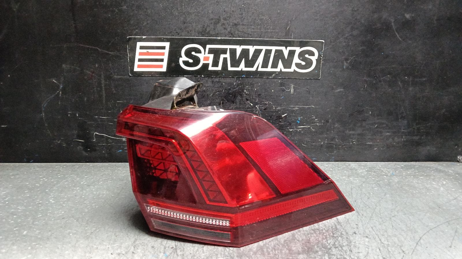 Used auto part listing image: 2016 VOLKSWAGEN TIGUAN RIGHT TAILLIGHT IN BODY, LED TYPE, W/ DYNAMIC INDICATORS (8SQ), 5NA, 06/16-05/21 0000400765