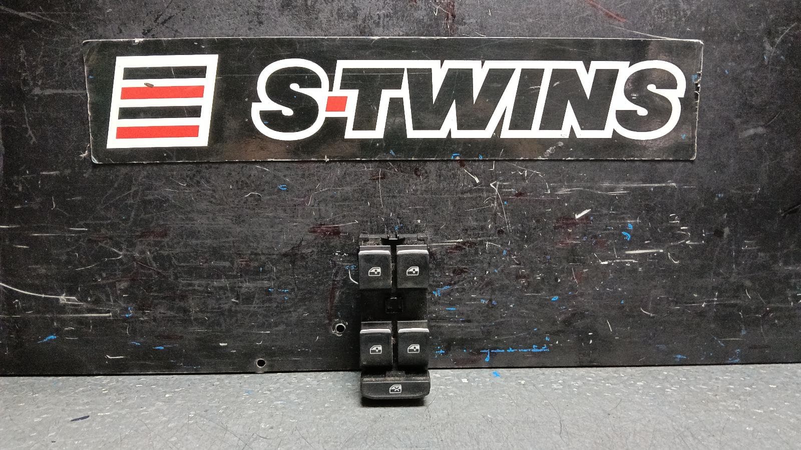 Used auto part listing image: 2016 VOLKSWAGEN TIGUAN PWR DR WIND SWITCH RH FRONT (MASTER SWITCH), 5NA, 06/16-02/24 0000400771