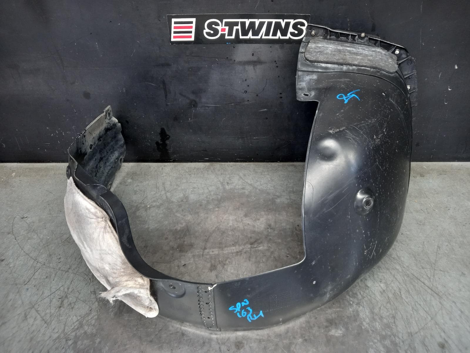 Used auto part listing image: 2019 HYUNDAI I30 RIGHT GUARD LINER FRONT, PD, HATCH (S. KOREA VIN KMHH), STANDARD TYPE, 03/17-07/20 0000371452