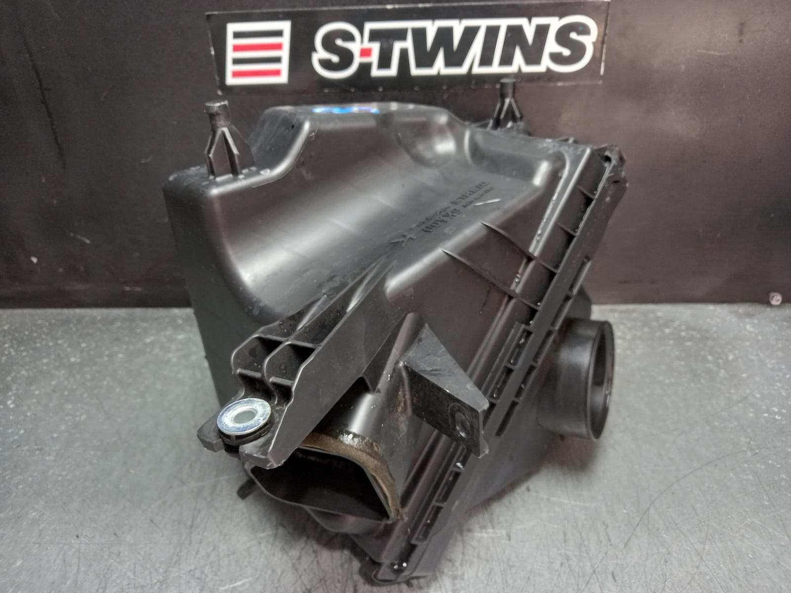 Used auto part listing image: 2017 NISSAN PATHFINDER AIR CLEANER BOX AIR CLEANER, R52, 3.5, PETROL, 06/13-04/21 0000373473