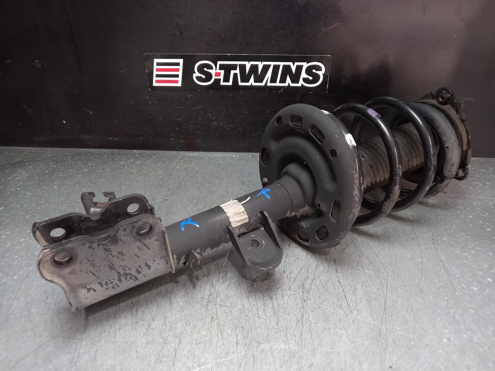 Used auto part listing image: 2017 NISSAN PATHFINDER RIGHT FRONT STRUT R52, 06/13-04/21 0000373474