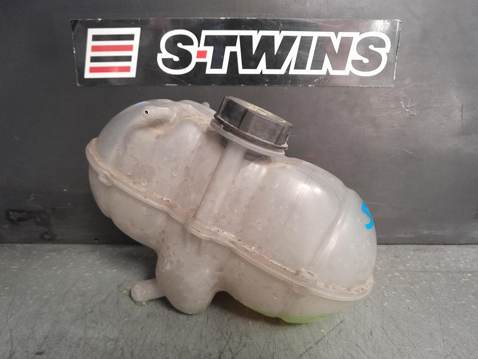 Used auto part listing image: 2022 FORD MUSTANG OVERFLOW BOTTLE FM-FN, 08/15-04/23 0000378194