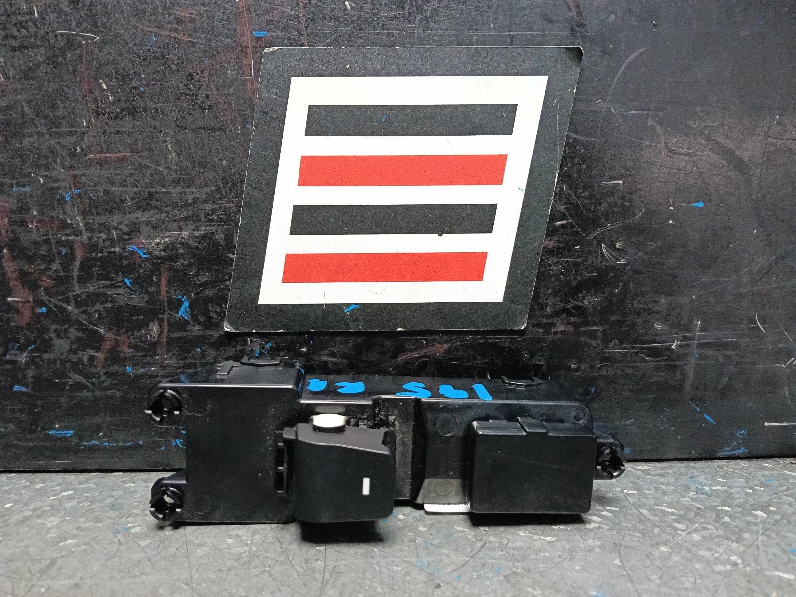 Used auto part listing image: 2015 HYUNDAI TUCSON PWR DR WIND SWITCH RH REAR, TL, 06/15-01/21 0000391806