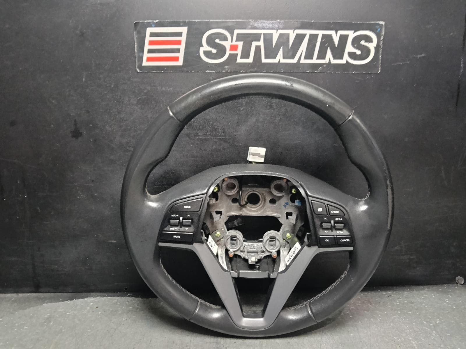 Used auto part listing image: 2015 HYUNDAI TUCSON STEERING WHEEL LEATHER, TL, W/CRUISE CONTROL, NON PHONE CONTROL TYPE, 06/15-08/18 0000407058