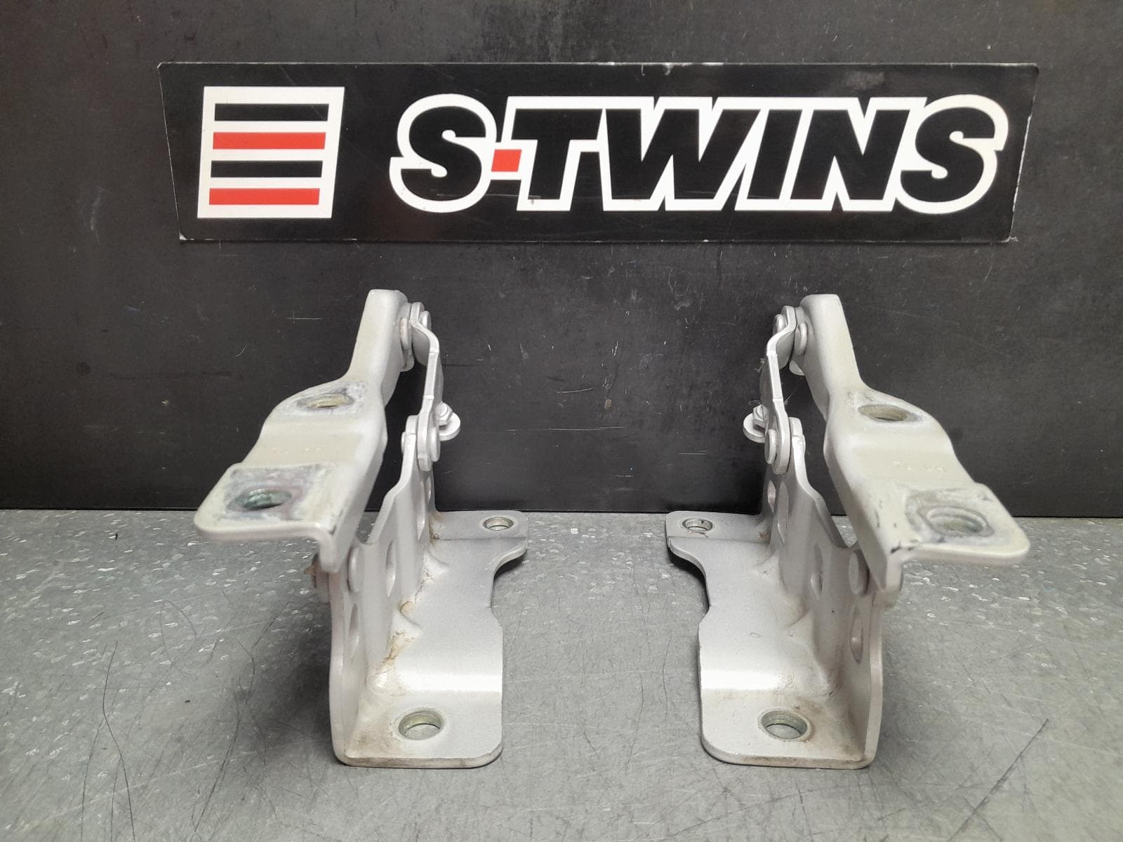 Used auto part listing image: 2020 HYUNDAI TUCSON BONNET HINGE STRUT HINGES (PAIR), (KOREA VIN KMHJ), TL, 06/15-01/21 0000359726