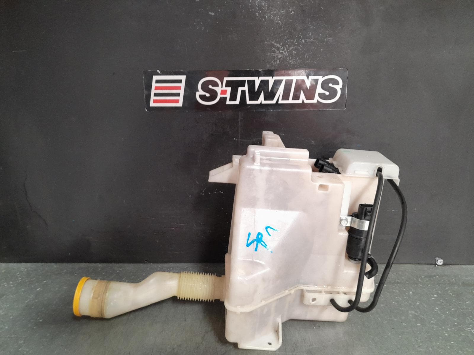 Used auto part listing image: 2012 SUBARU XV WASHER BOTTLE W/ H/LAMP WASHER, G4X, 08/11-04/17 0000364022