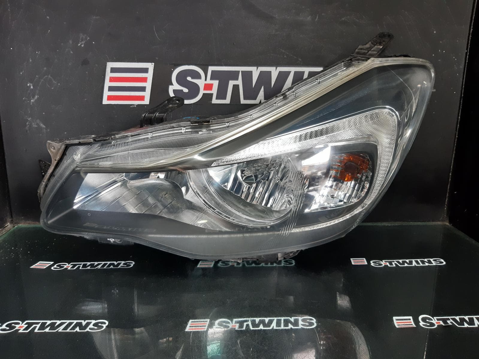 Used auto part listing image: 2012 SUBARU XV LEFT HEADLAMP G4X, XENON, NON CHROME STRIP TYPE, 08/11-09/15 0000364033