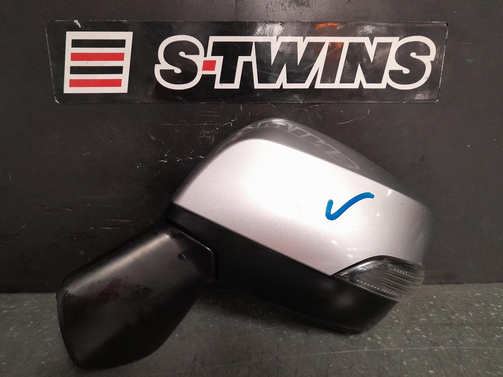 Used auto part listing image: 2012 SUBARU XV LEFT DOOR MIRROR G4X, W/ INDICATOR, NON POWER FOLD TYPE, 08/11-04/17 0000364035