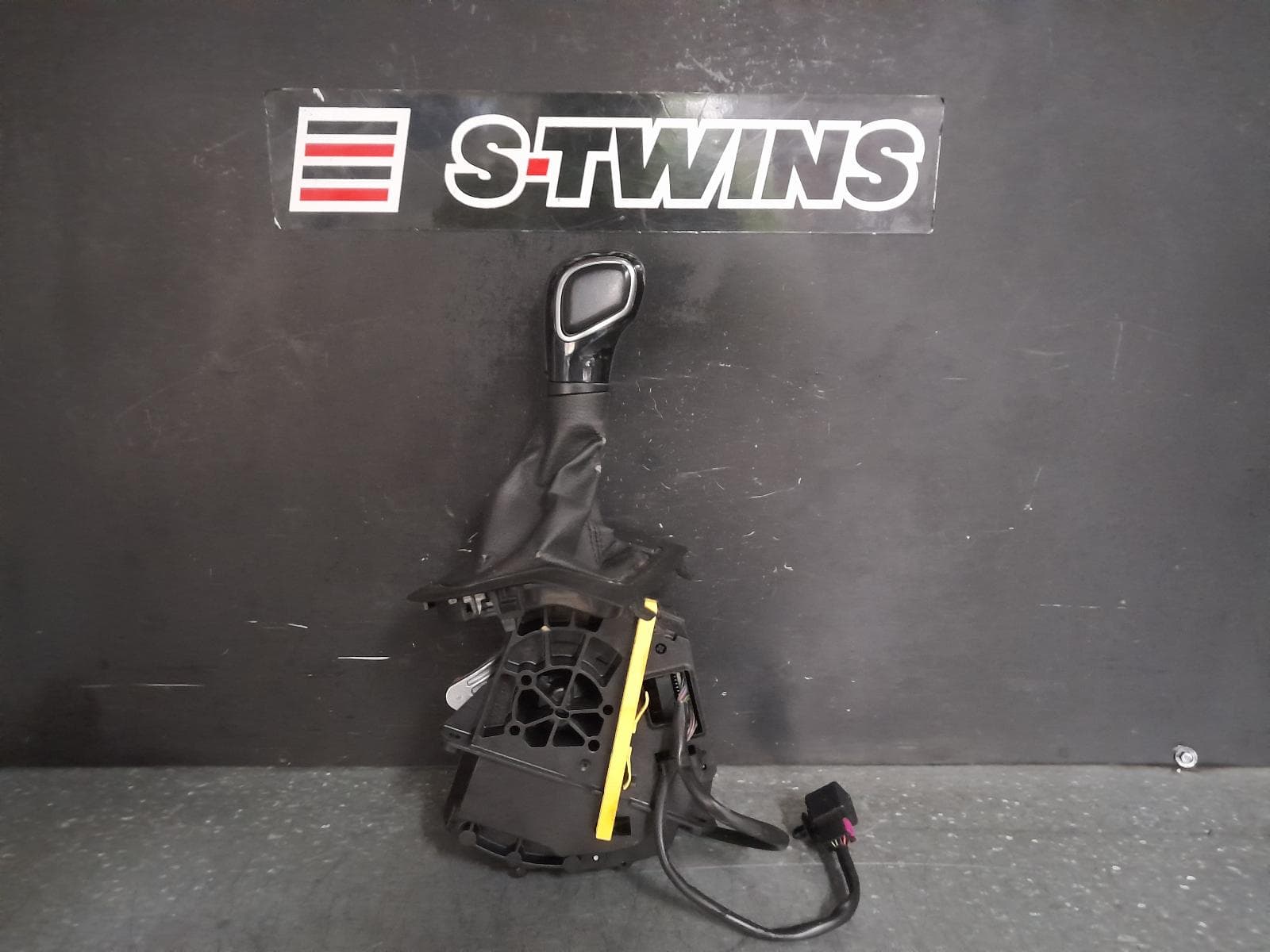 Used auto part listing image: 2016 VOLKSWAGEN TRANSPORTER GEAR STICK SHIFTER AUTO T/M, T6, 07/15- 0000363478