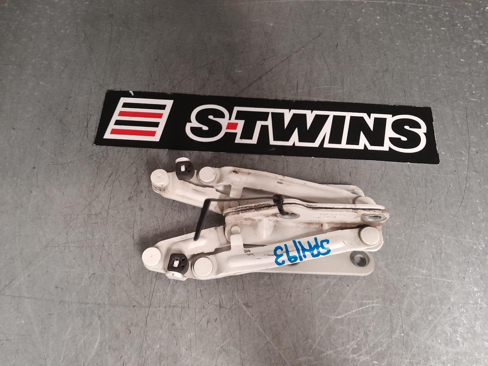 Used auto part listing image: 2016 VOLKSWAGEN TRANSPORTER BONNET HINGE STRUT T6, HINGES (PAIR), 07/15-08/24 0000363491