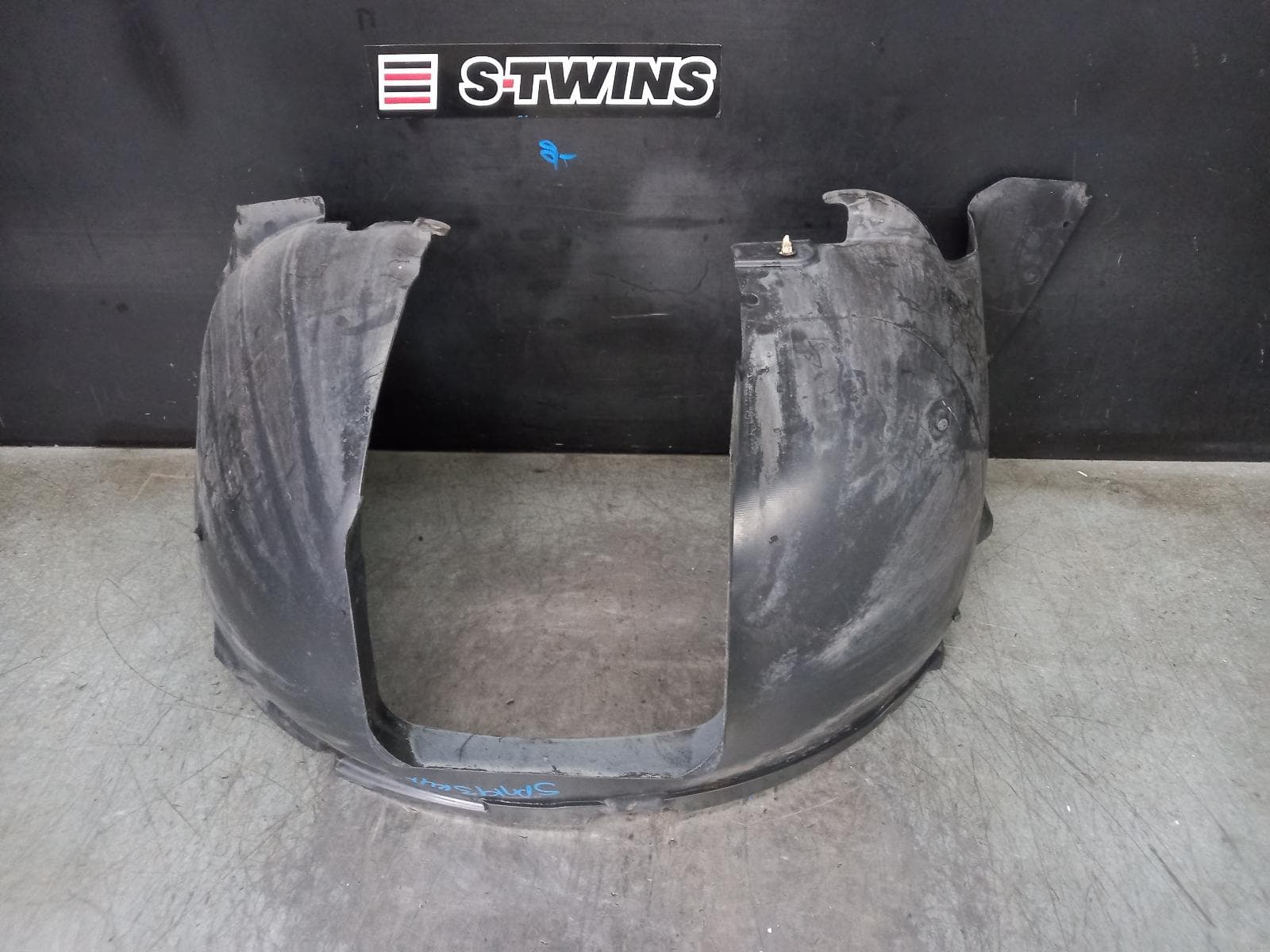 Used auto part listing image: 2016 VOLKSWAGEN TRANSPORTER RIGHT GUARD LINER T6, 07/15-08/24 0000363464