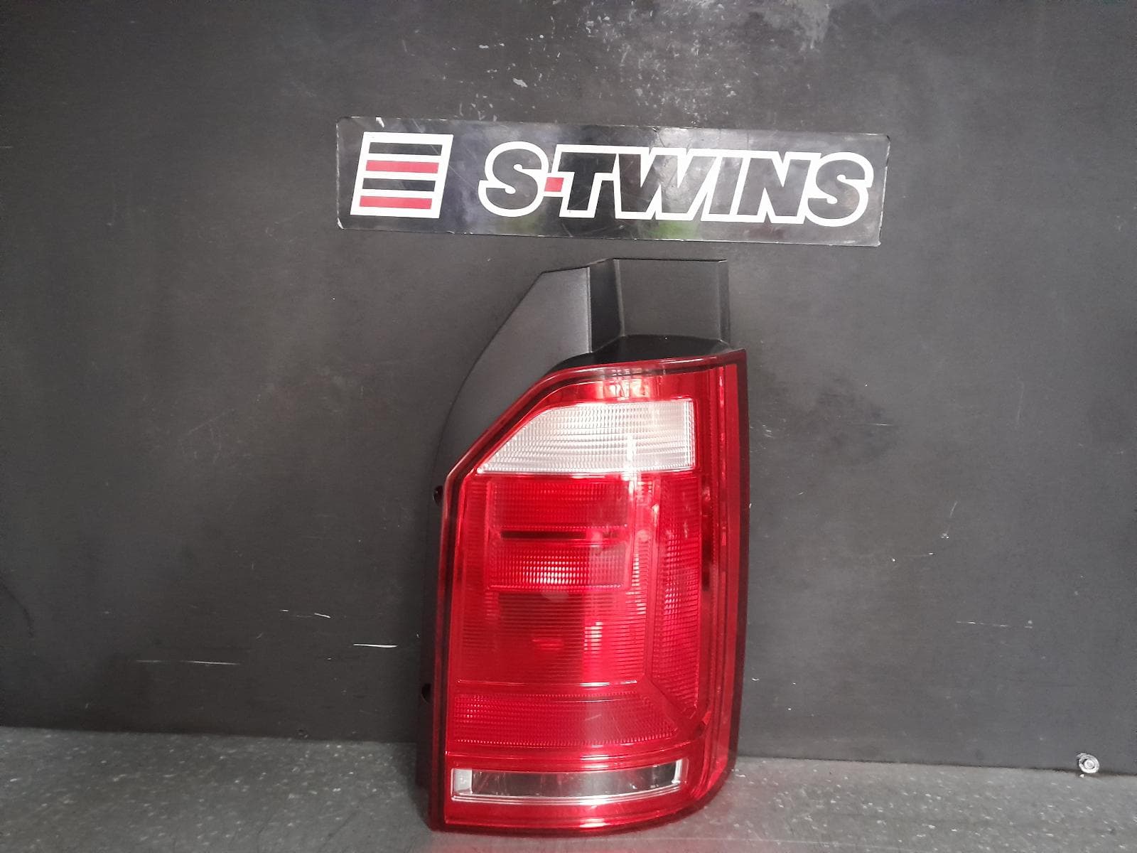 Used auto part listing image: 2016 VOLKSWAGEN TRANSPORTER RIGHT TAILLIGHT T6, IN BODY, HALOGEN TYPE, 07/15-07/20 0000363504