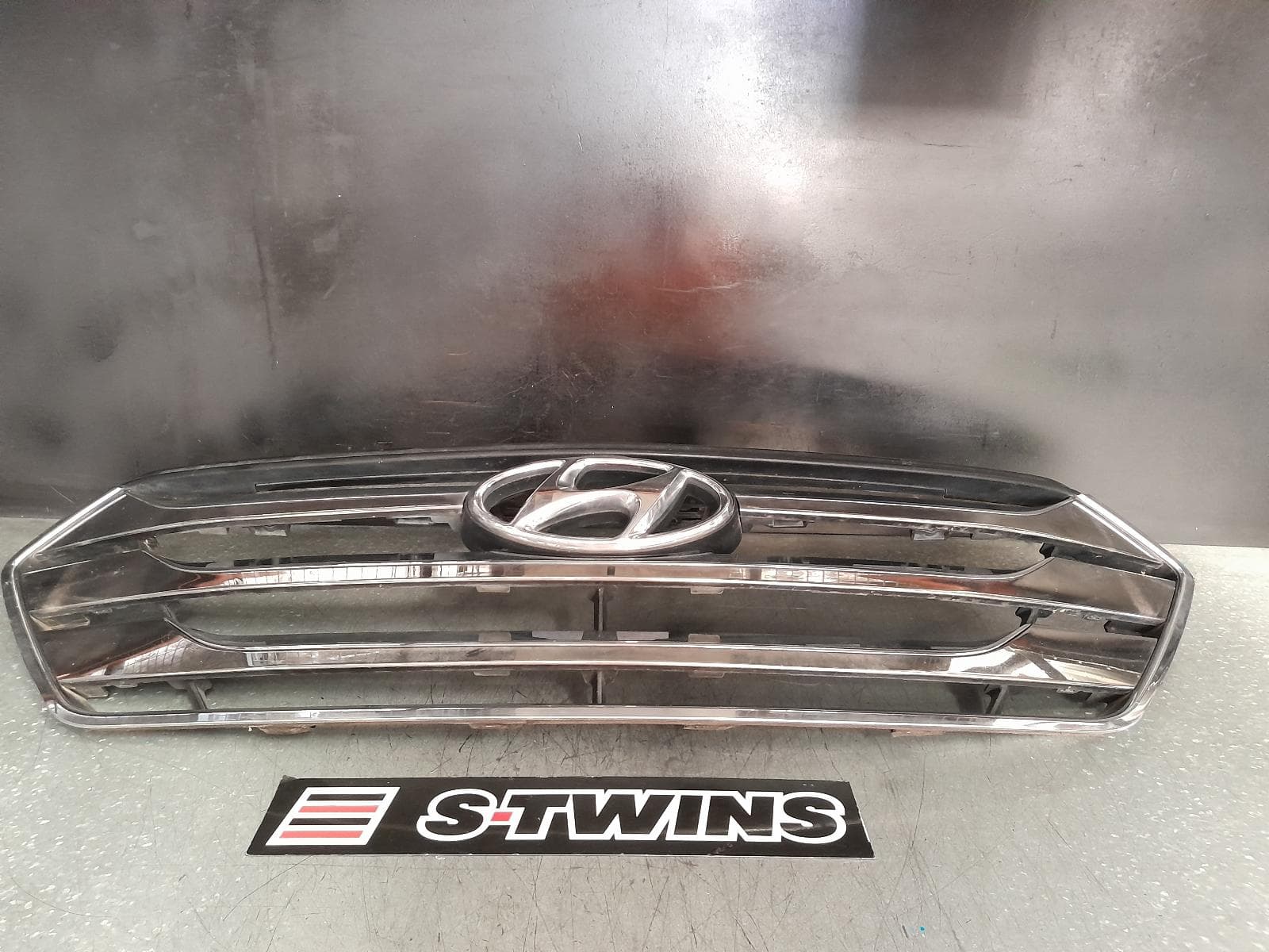 Used auto part listing image: 2014 HYUNDAI SANTA FE GRILLE RADIATOR GRILLE, DM, CHROME, 06/12-06/14 0000367384