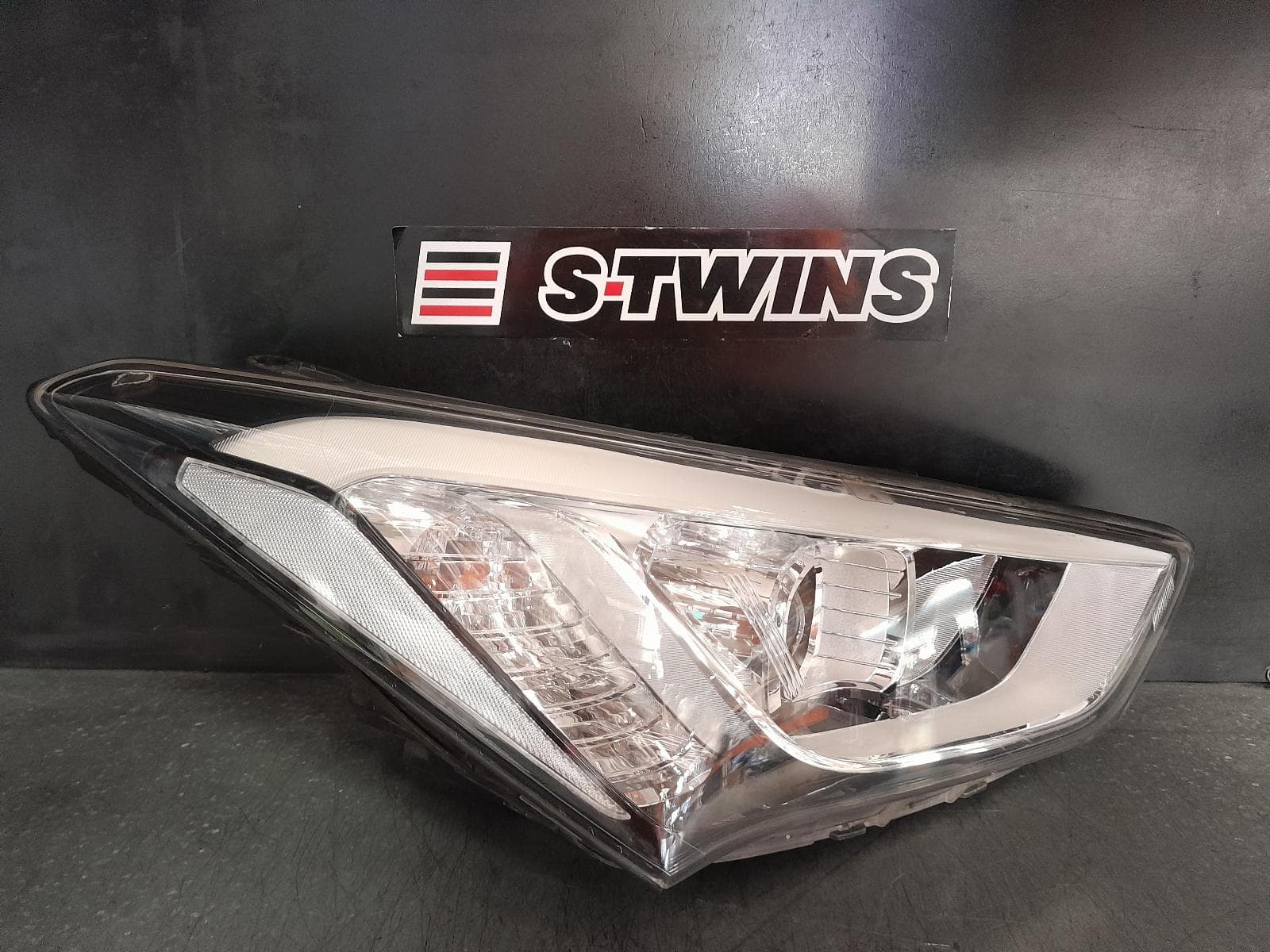 Used auto part listing image: 2014 HYUNDAI SANTA FE RIGHT HEADLAMP DM, XENON TYPE, 06/12-05/15 0000367385