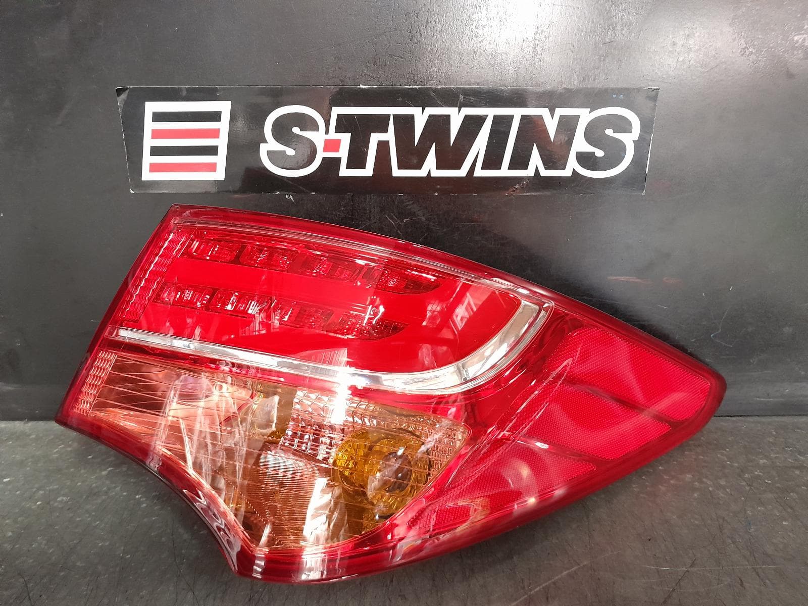 Used auto part listing image: 2014 HYUNDAI SANTA FE RIGHT TAILLIGHT DM, IN BODY, LED TYPE, 06/12-05/15 0000367391