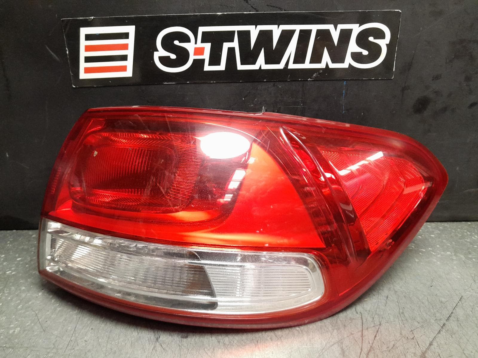 Used auto part listing image: 2017 KIA SORENTO RIGHT TAILLIGHT UM, IN BODY, LED TYPE, CLEAR INDICATOR TYPE, SLI/GT-LINE, 09/17-01/20 0000376730