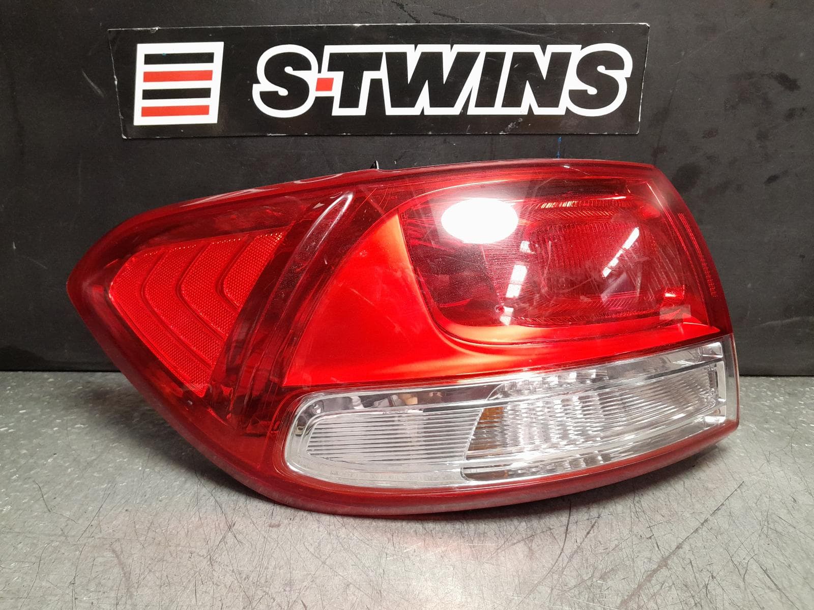 Used auto part listing image: 2017 KIA SORENTO LEFT TAILLIGHT UM, IN BODY, LED TYPE, CLEAR INDICATOR TYPE, SLI/GT-LINE, 09/17-01/20 0000376731