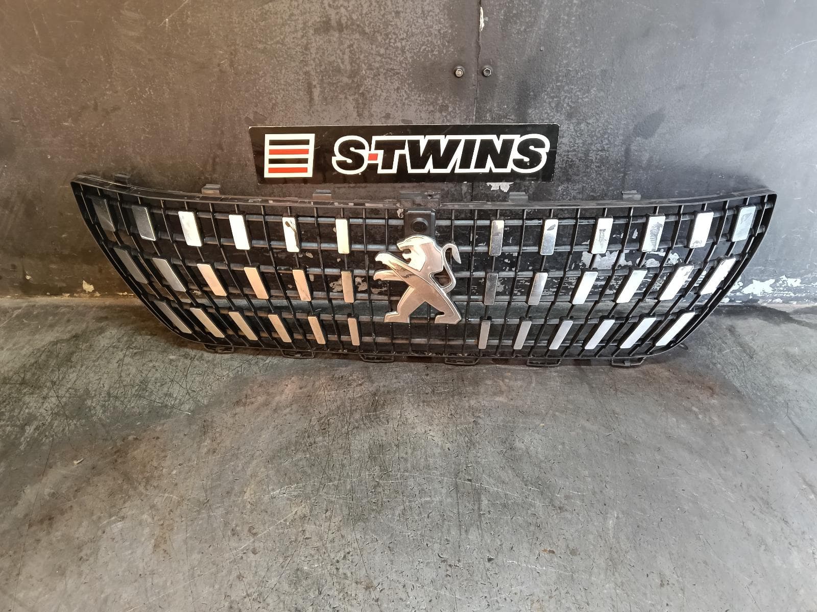 Used auto part listing image: 2017 PEUGEOT 3008 GRILLE RADIATOR GRILLE, P84, ACTIVE/ALLURE, CHROME, NON CAMERA TYPE, 10/16-10/20 0000407320
