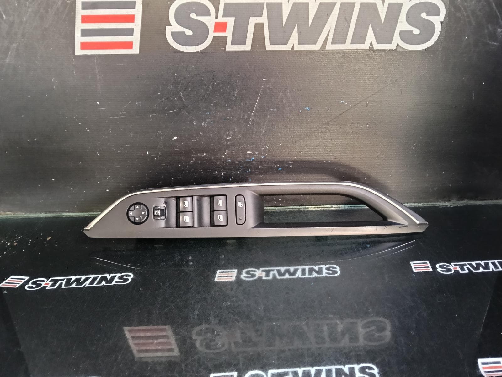 Used auto part listing image: 2017 PEUGEOT 3008 PWR DR WIND SWITCH P84, RH FRONT (MASTER SWITCH), POWER FOLD TYPE, P/N 98319739ZD, NON CHROME INSERT, 10/16-10/20 0000398252