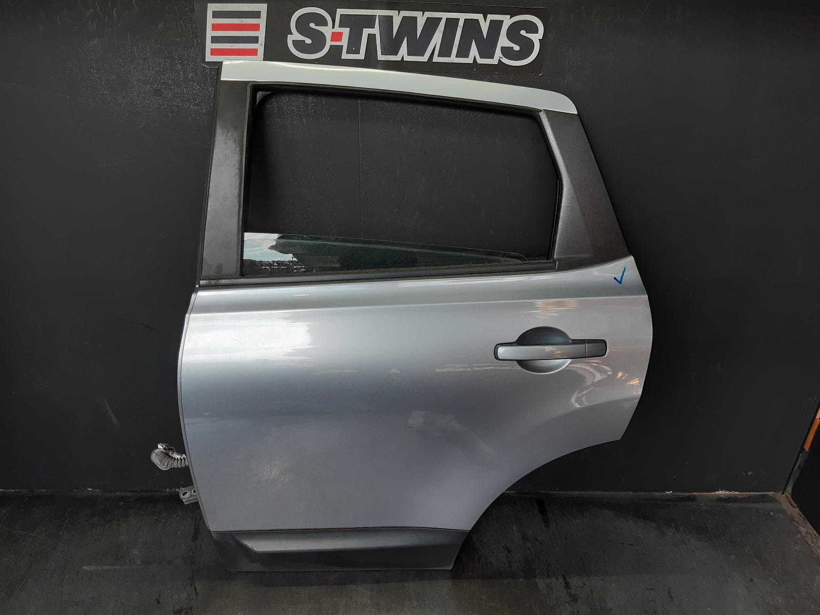 Used auto part listing image: 2013 NISSAN DUALIS LEFT REAR DOOR SLIDING J10, 5 SEATER TYPE, 10/07-05/14 0000359457