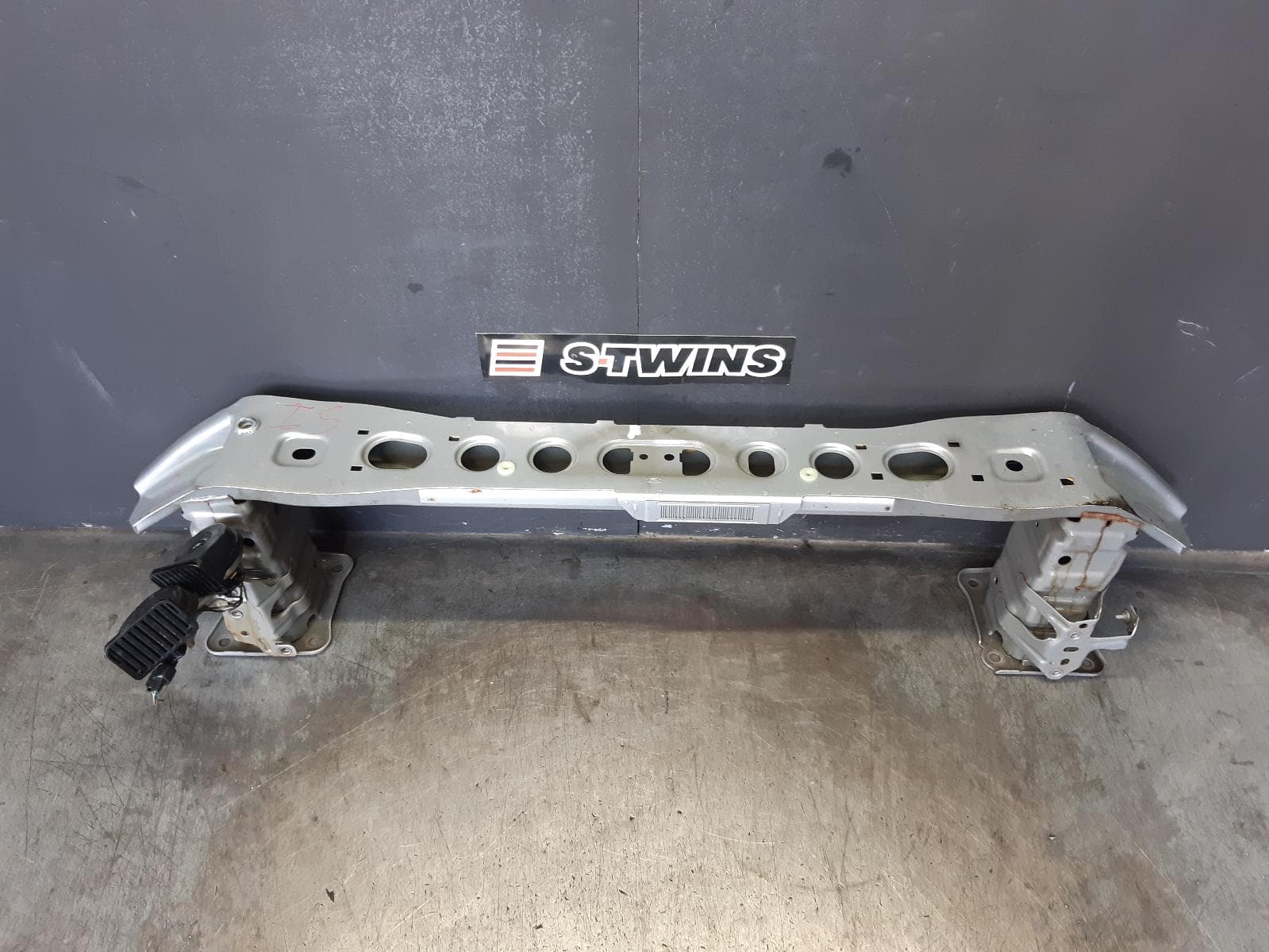 Used auto part listing image: 2012 FORD FOCUS F BAR REINFORC BRACK MAIN REINFORCEMENT, LW, 05/11-08/15 0000360317