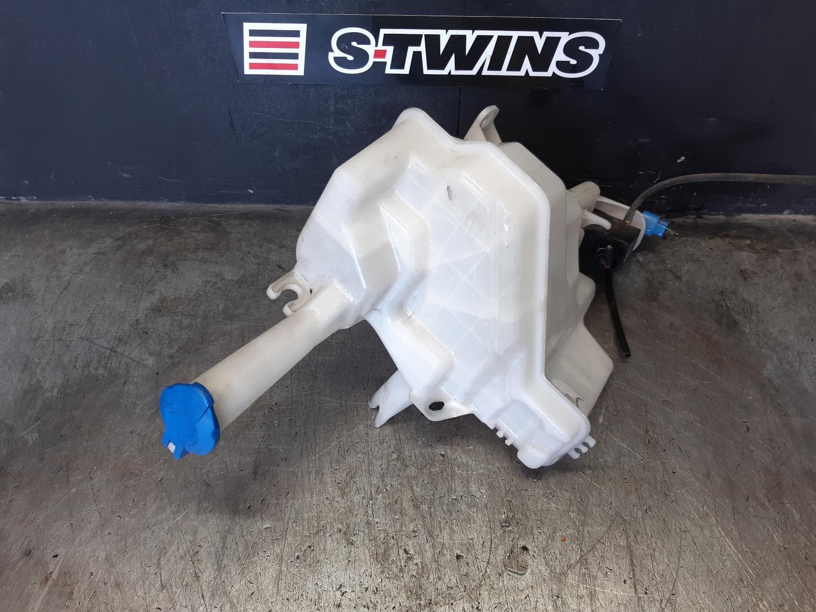 Used auto part listing image: 2015 HYUNDAI I30 WASHER BOTTLE GD, 5DR HATCH, NON H/LAMP WASHER, W/ LEVEL SENSOR TYPE, 03/12-02/17 0000359763