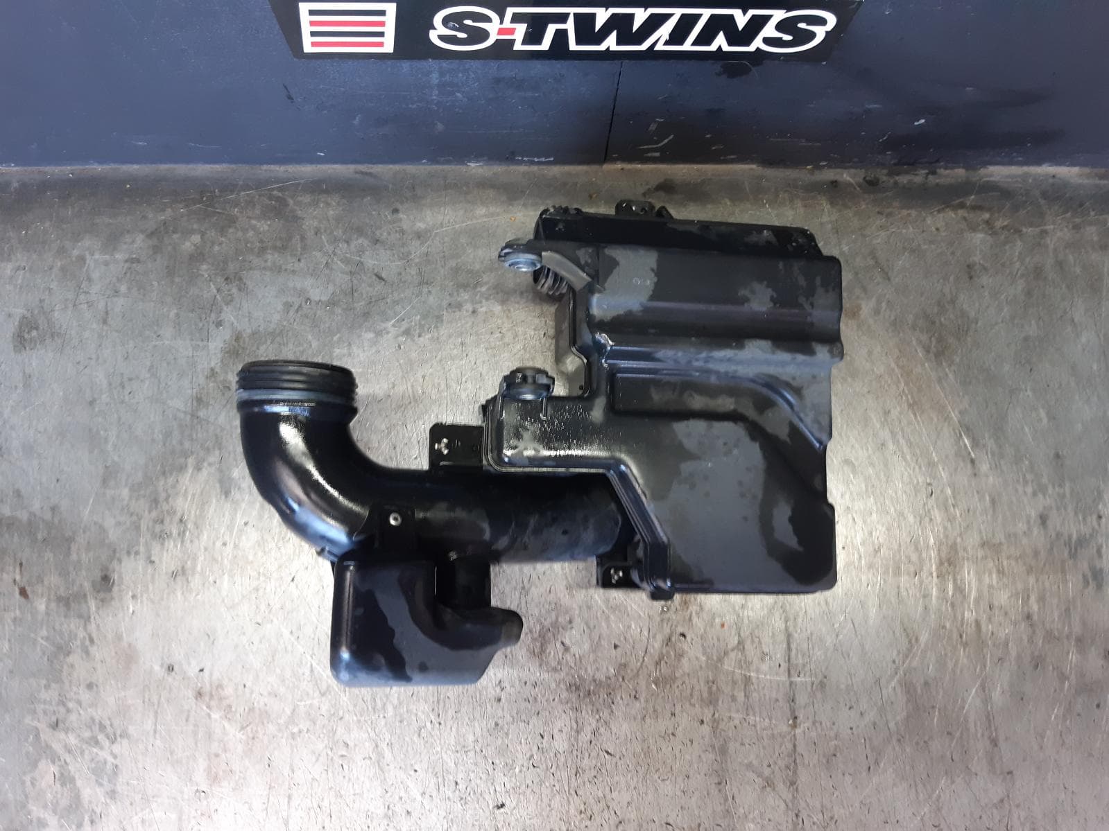 Used auto part listing image: 2015 HYUNDAI I30 AIR CLEANER BOX AIR RESONATOR, GD, PETROL, 04/15-02/17 0000359764