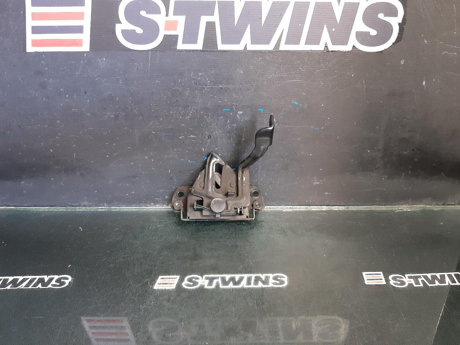 Used auto part listing image: 2015 HYUNDAI I30 BONNET LOCK SUPPORT LOCK MECHANISM, 5DR HATCH, GD, 02/12-02/17 0000359770
