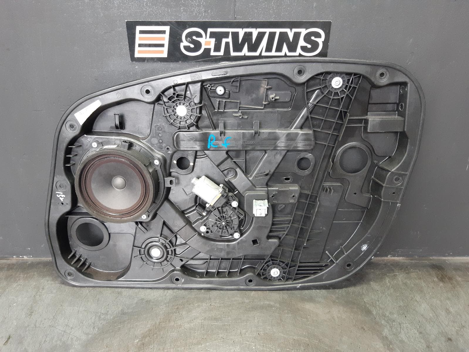 Used auto part listing image: 2015 HYUNDAI I30 RIGHT FRONT WINDOW REG MOTOR GD, HATCH, DOOR REG ASSY (REG AND MOTOR), 3DR/5DR, (MOTOR-6 PIN), AUTO WINDOW SWITCH TYPE, 03/12-04/17 0000359778