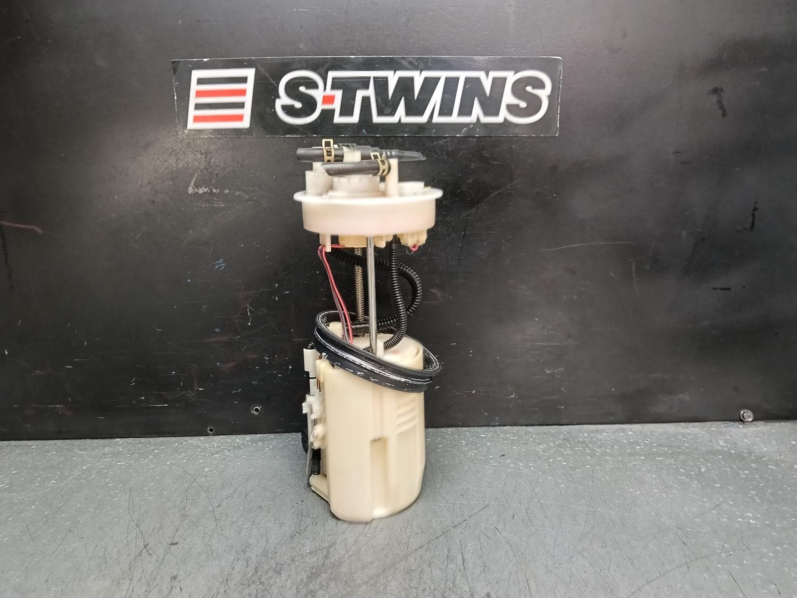 Used auto part listing image: 2015 HONDA HRV FUEL PUMP RU, 12/14-10/21 0000385498