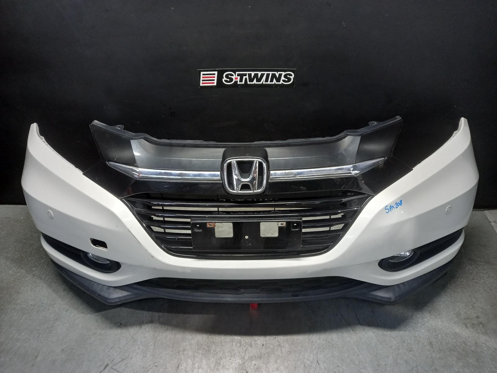 Used auto part listing image: 2015 HONDA HRV FRONT BUMPER RU5, VTi-L, W/ PARK SENSORS TYPE, 12/14-06/18 0000385502
