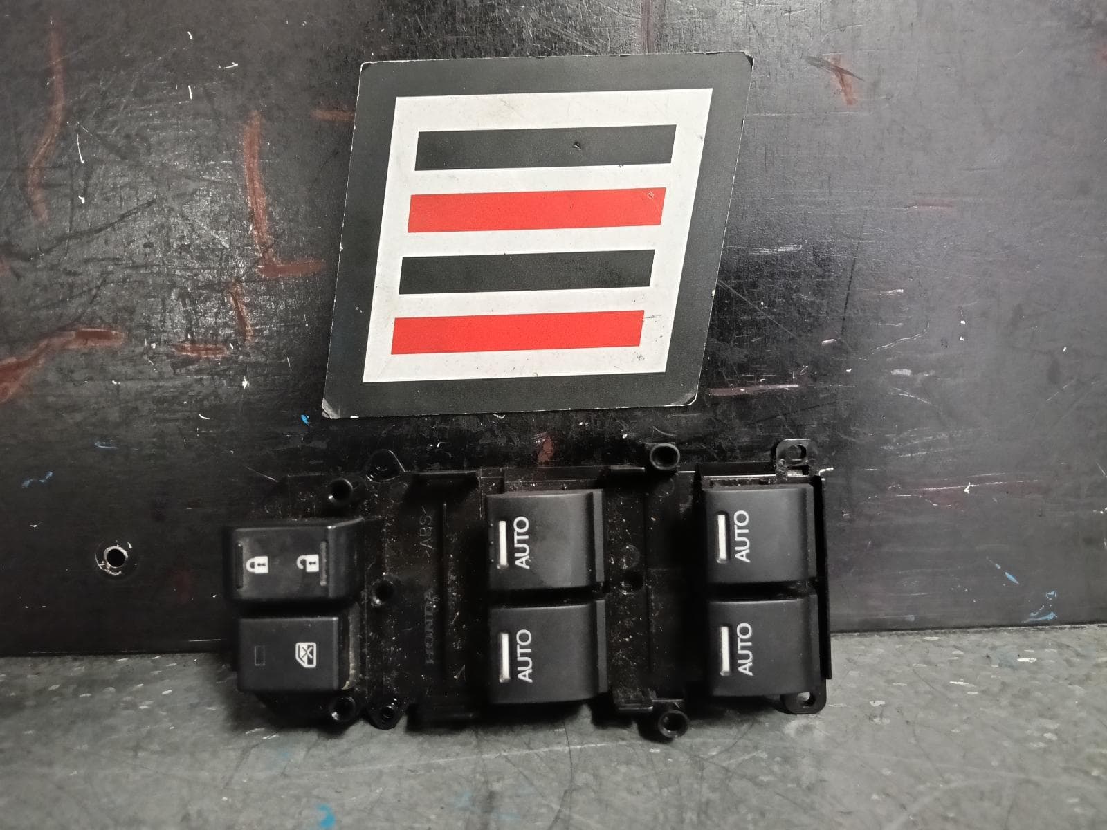 Used auto part listing image: 2015 HONDA HRV PWR DR WIND SWITCH RH FRONT (MASTER SWITCH), AUTO TYPE (ALL WINDOWS), RU5, 12/14-10/21 0000385510