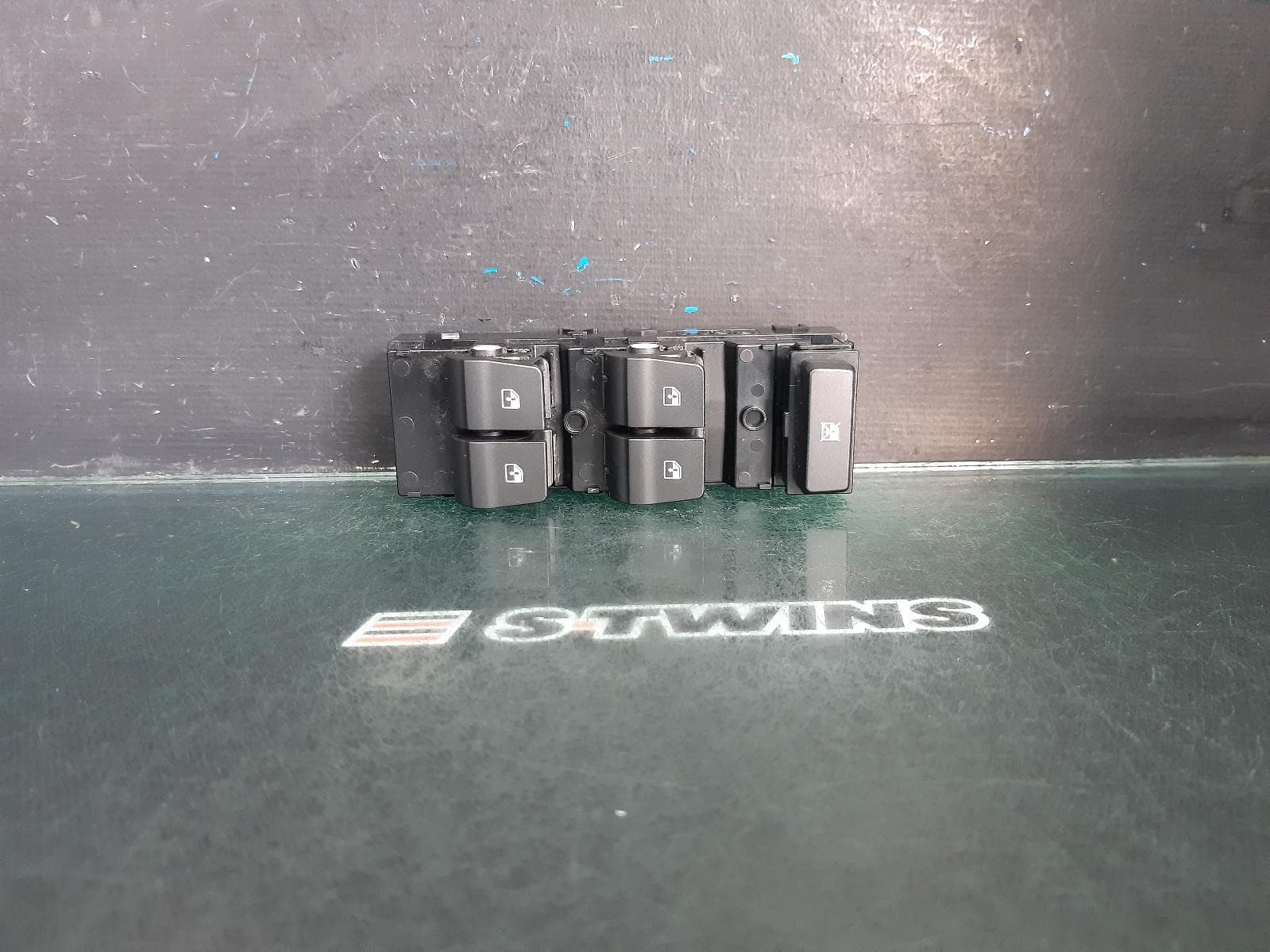 Used auto part listing image: 2018 HYUNDAI I30 PWR DR WIND SWITCH PD, RH FRONT (MASTER SWITCH), W/ AUTO TYPE (ALL WINDOWS), HATCH/FASTBACK/WAGON, 03/17- 0000361167
