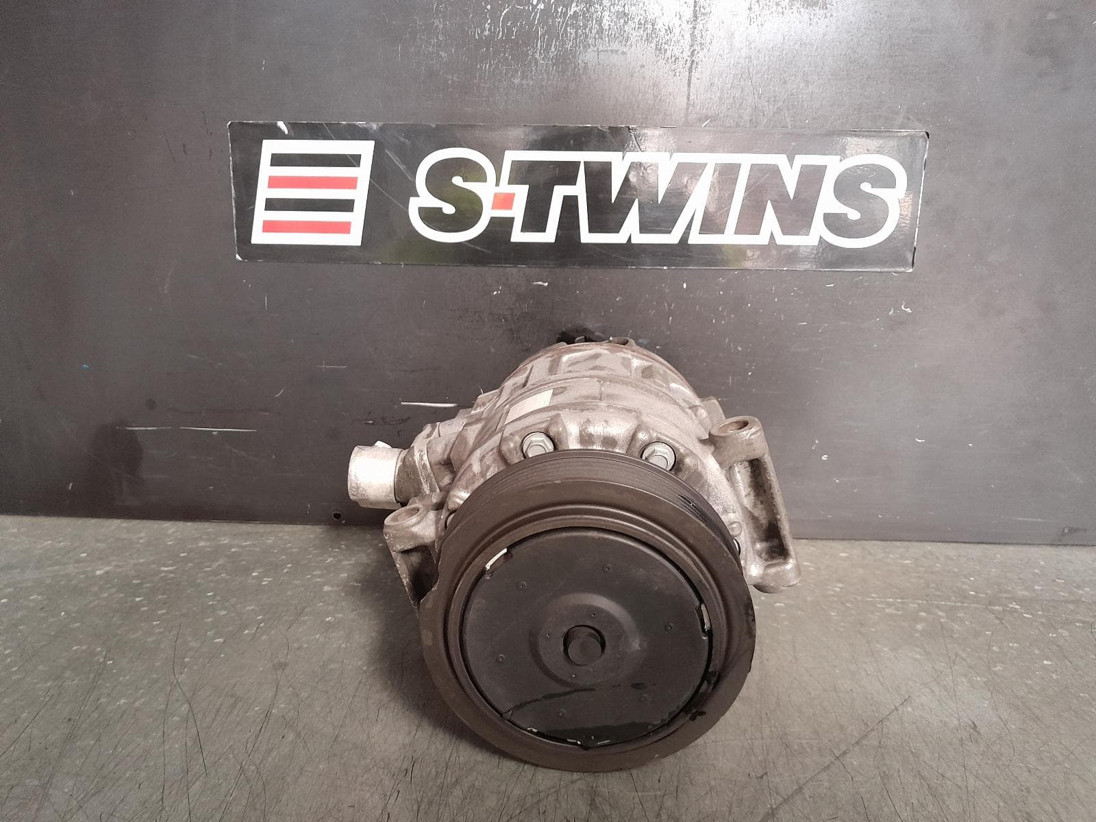 Used auto part listing image: 2012 VOLKSWAGEN JETTA A C COMPRESSOR 1KM-1B, PETROL, DENSO BRAND (7SEU17C), 02/06-12/17 0000361750