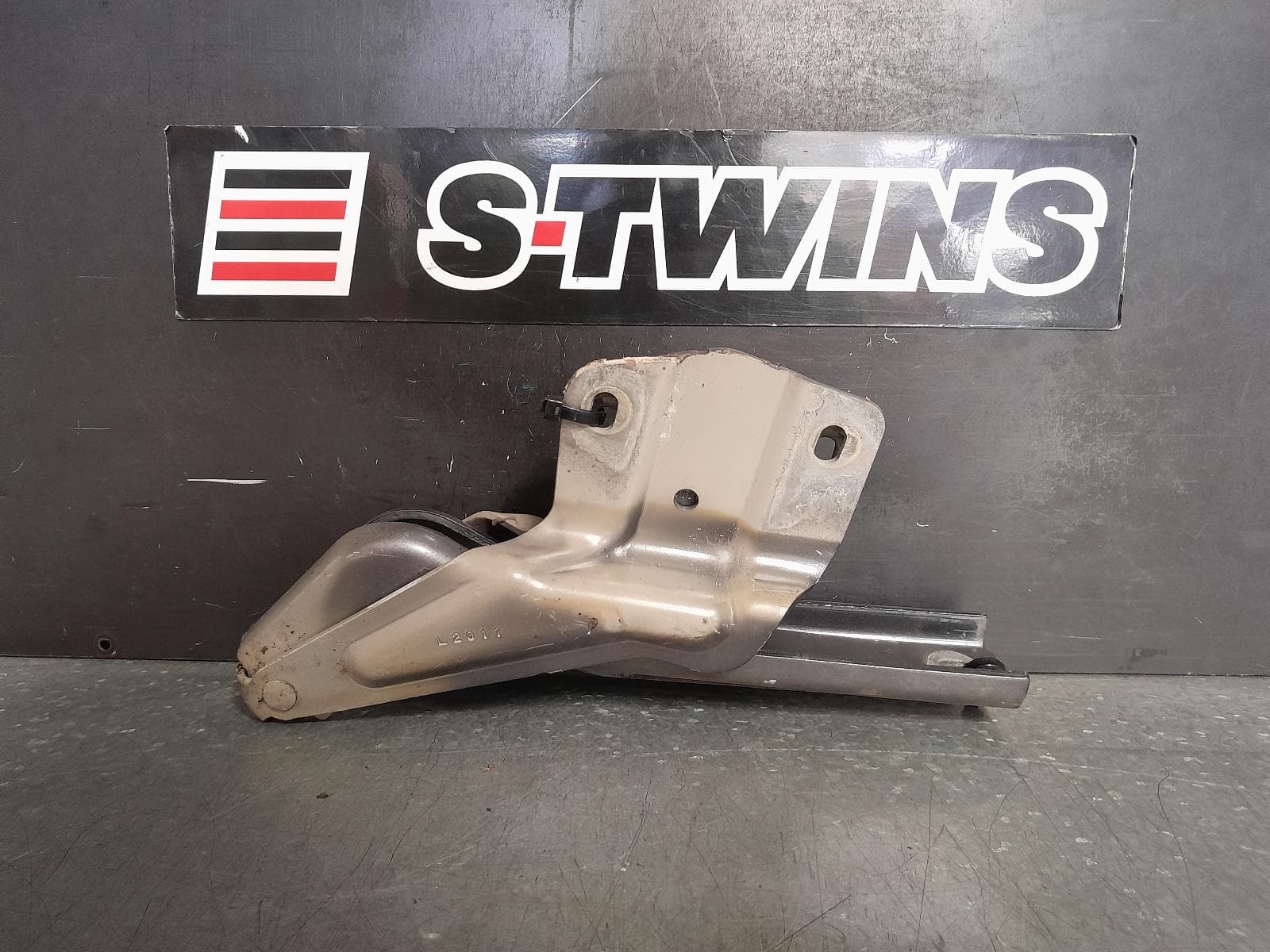 Used auto part listing image: 2012 VOLKSWAGEN JETTA BONNET HINGE STRUT HINGES (PAIR), 1B, 02/11-12/17 0000361758